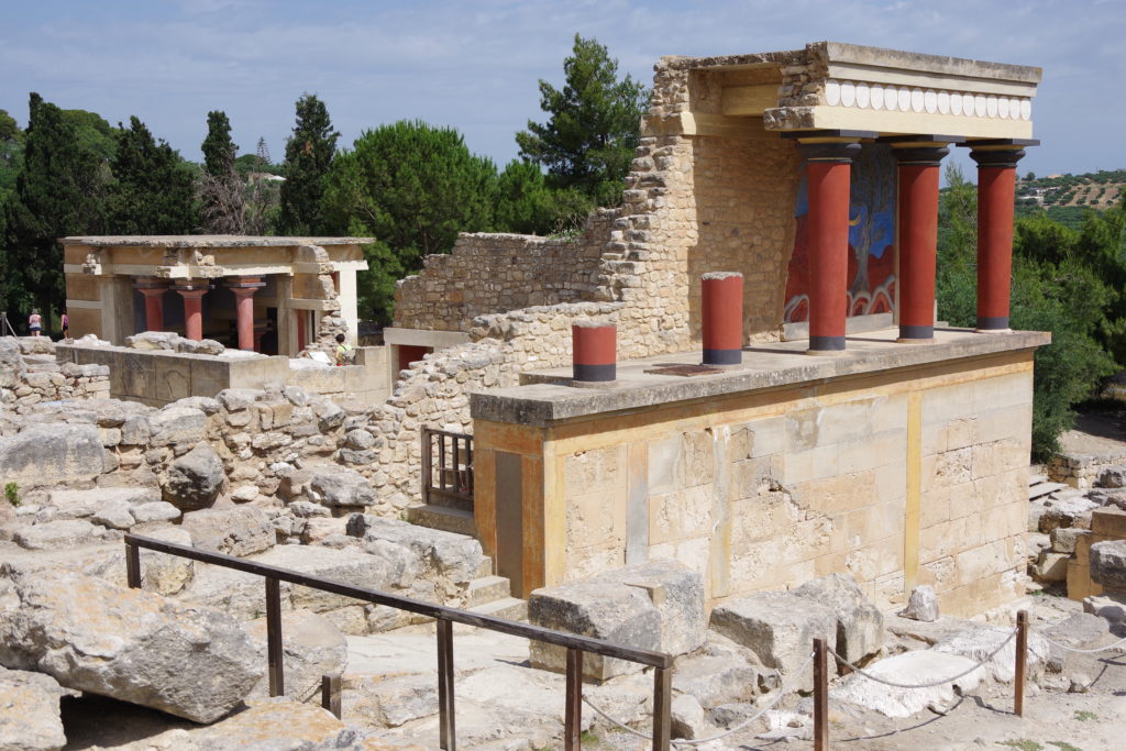 Ruine mit roten Säulen und Teilen einer zerstörten Freske