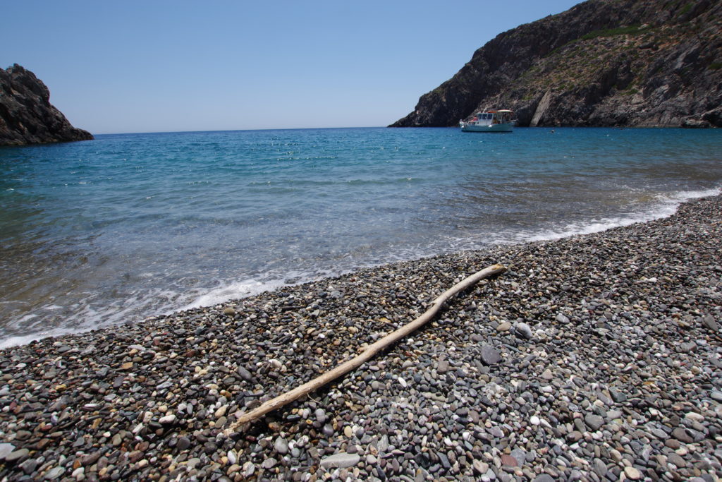 Agiofarango Beach: Schiff mit Touristen