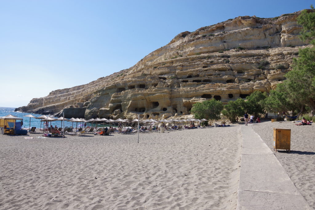 Hippie-Höhlen Matala: Höhlenwohnungen neben dem Strand