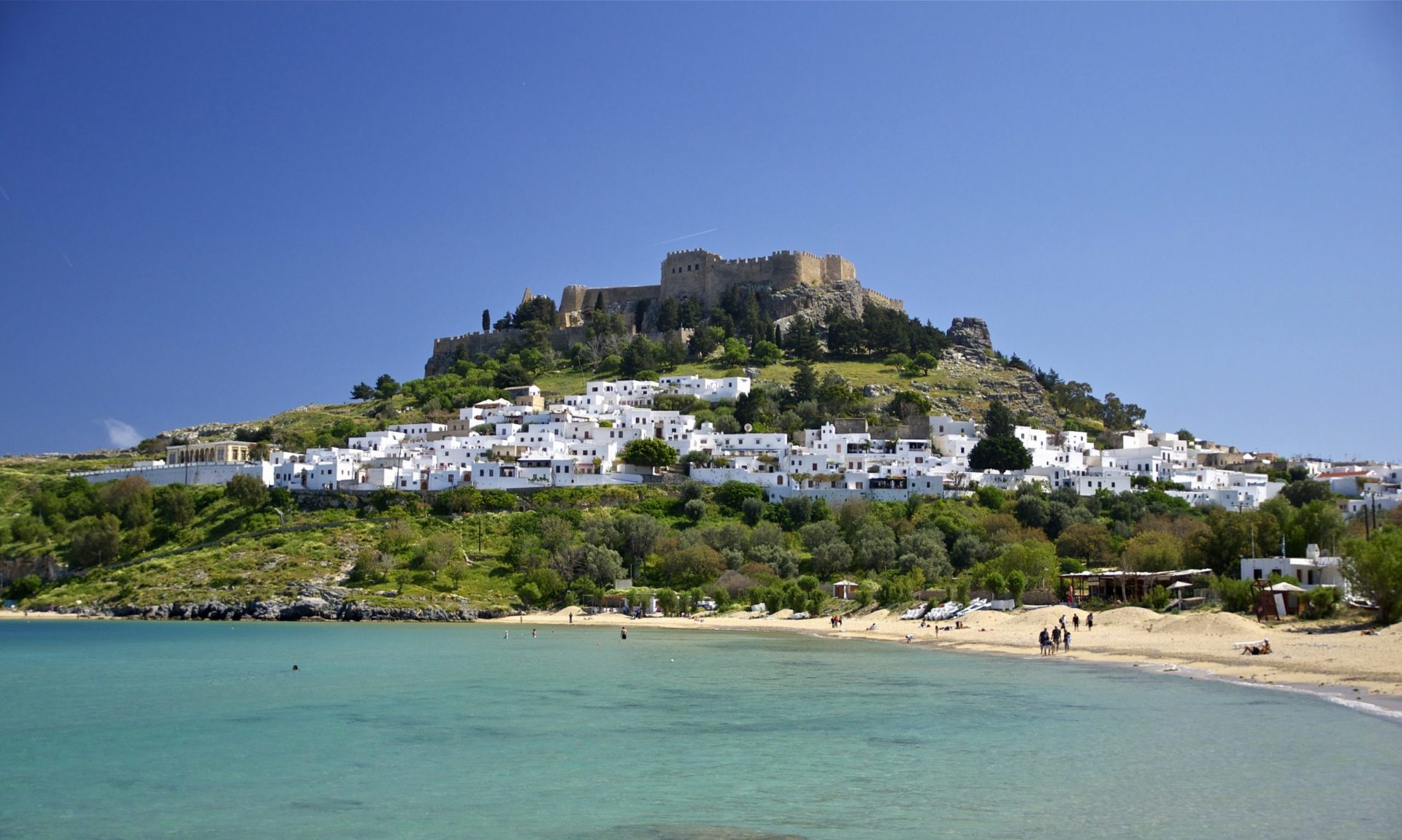 Wassertemperatur Rhodos: Die Stadt Lindos auf Rhodos mit der Akropolis als Wahrzeichen im Hintergrund