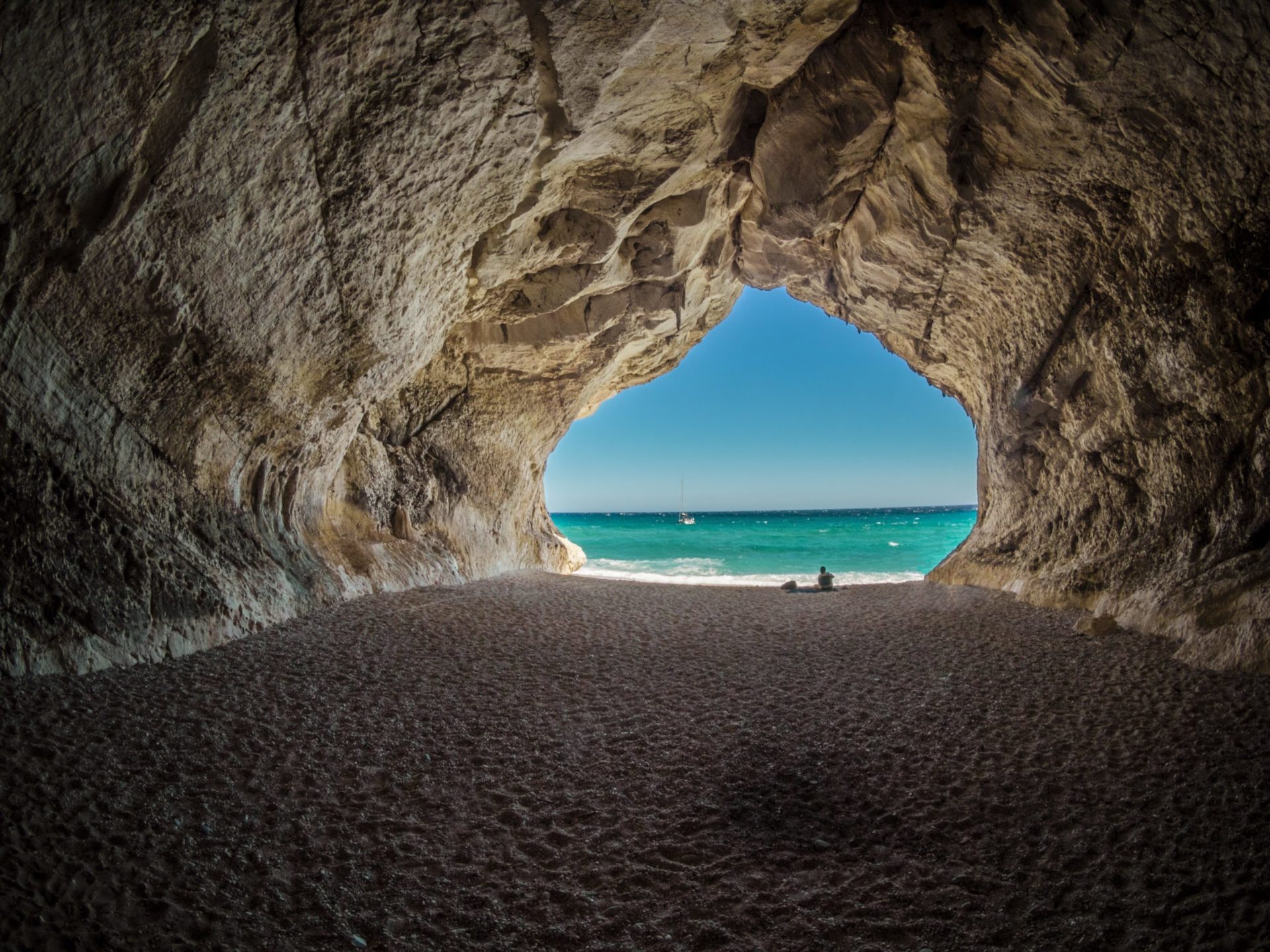 Wassertemperatur Sardinien: Blick von Grotte aufs Meer bei Cala Gonone am Golfo di Orosei