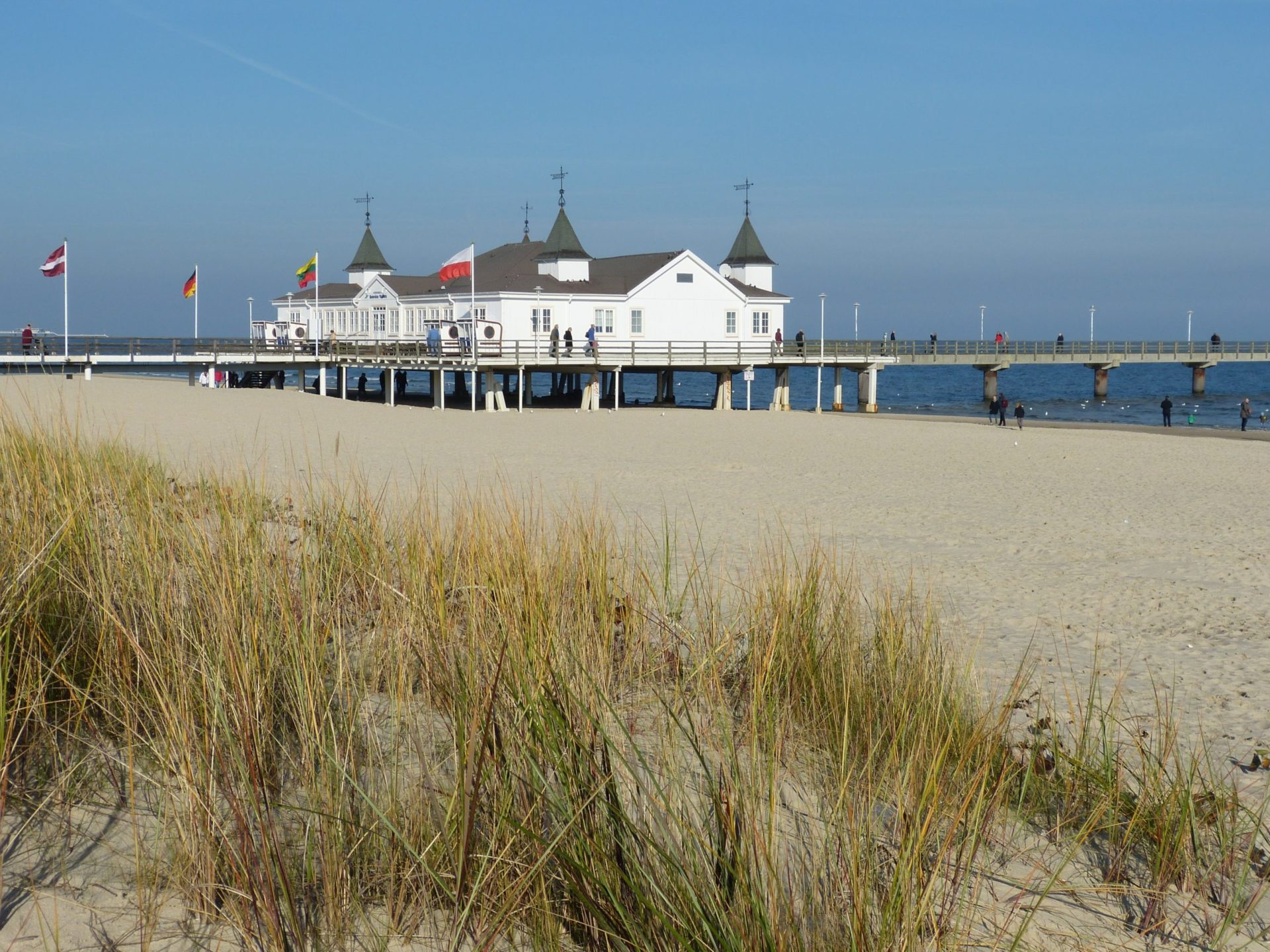 Wassertemperatur Ahlbeck: Seebrücke Ahlbeck mit Strand und Dünengras