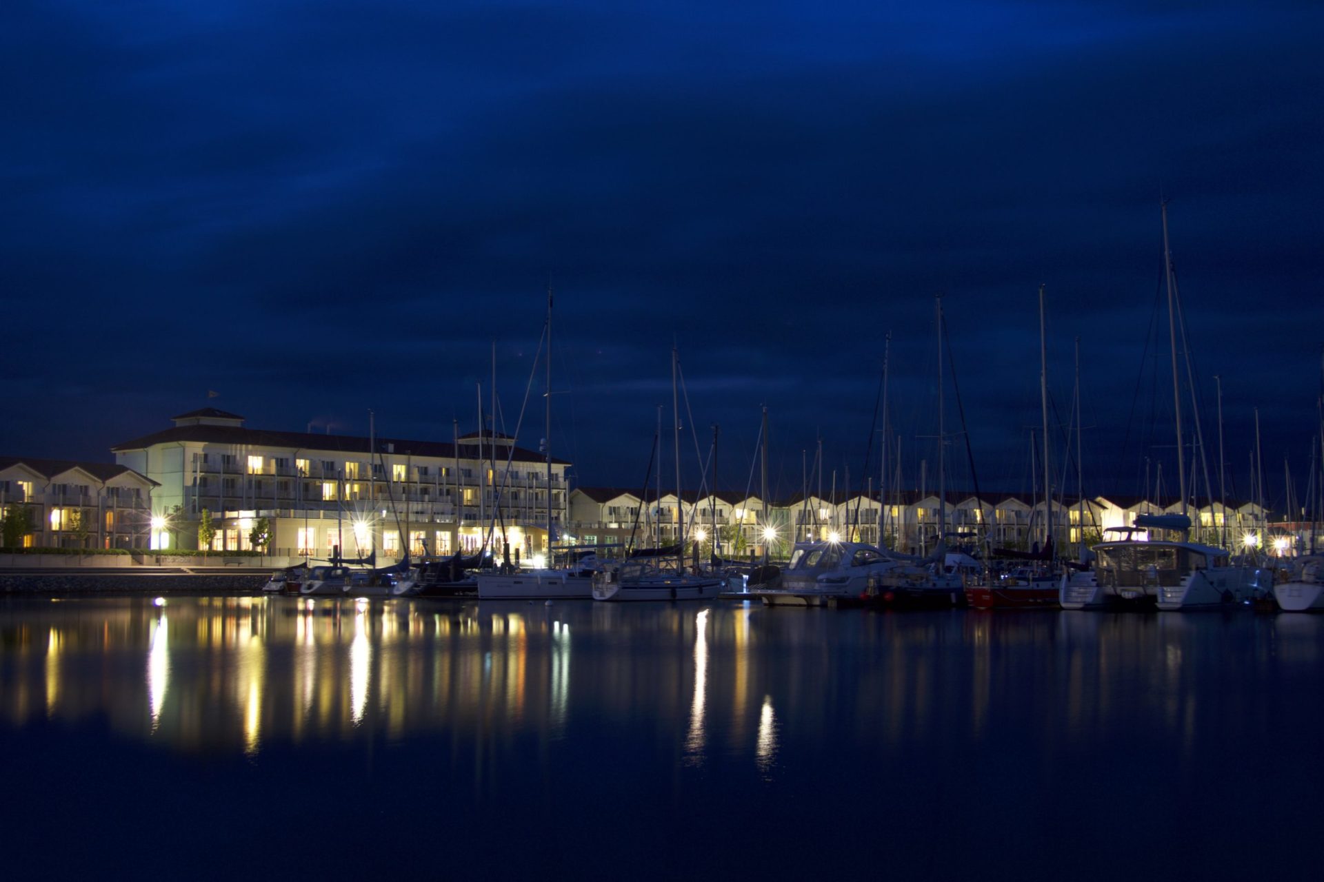 Wassertemperatur Boltenhagen: Ferienwohnungen und Iberotel Boltenhagen mit Hafen bei Nacht