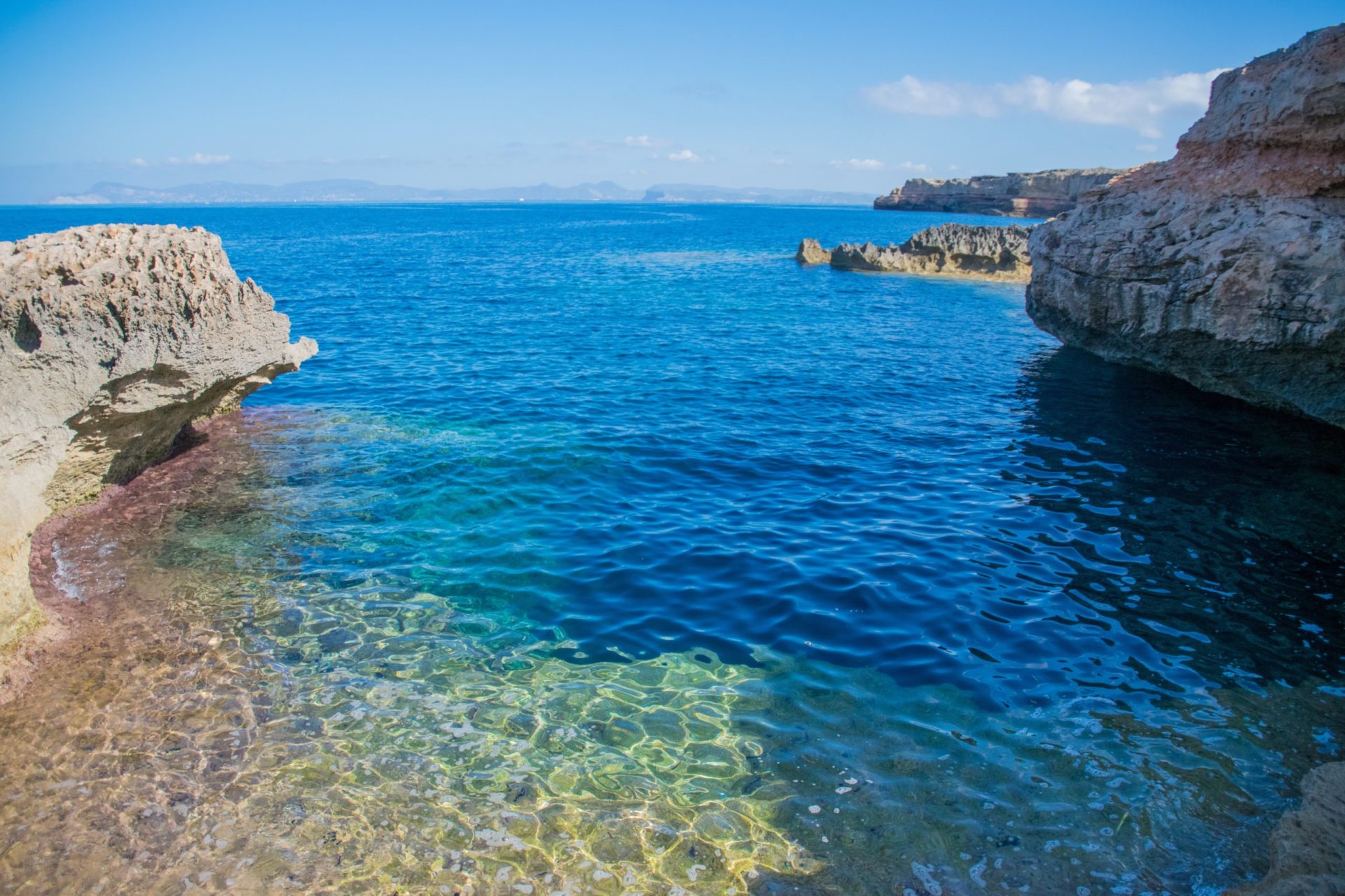 Wassertemperatur Formentera: Naturbelassene Felsbucht mit klarem Wasser auf Formentera