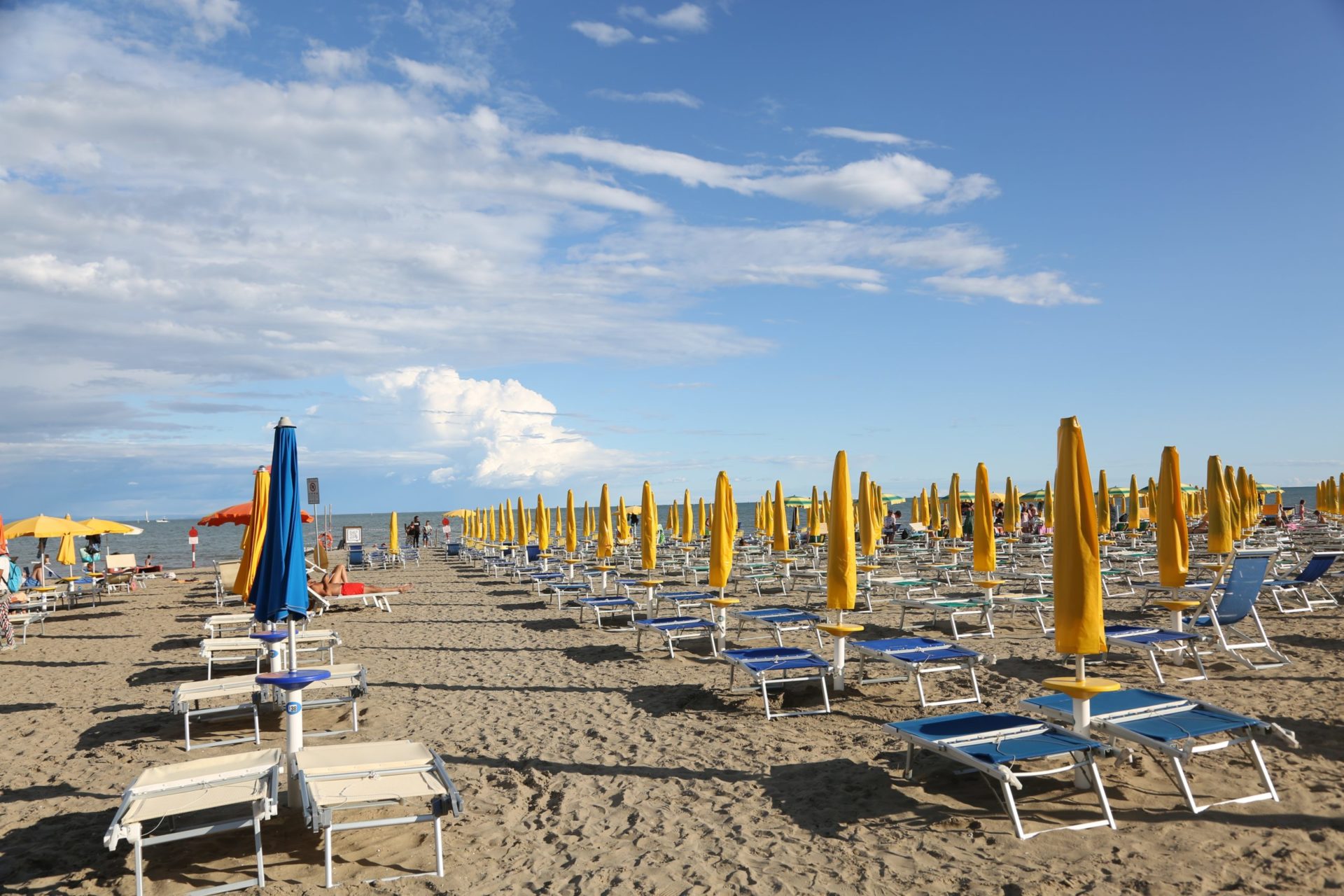 Wassertemperatur Lignano: Sonnenschirme und Liegen, aufgereiht an der Strandmeile von Lignano