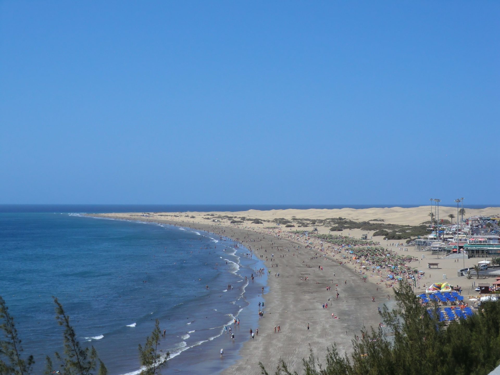 Wassertemperatur Playa del Ingles: Strand von Playa del Ingles, am Horizont der Strand El Veril, rechts daneben die Sanddünen von Maspalomas