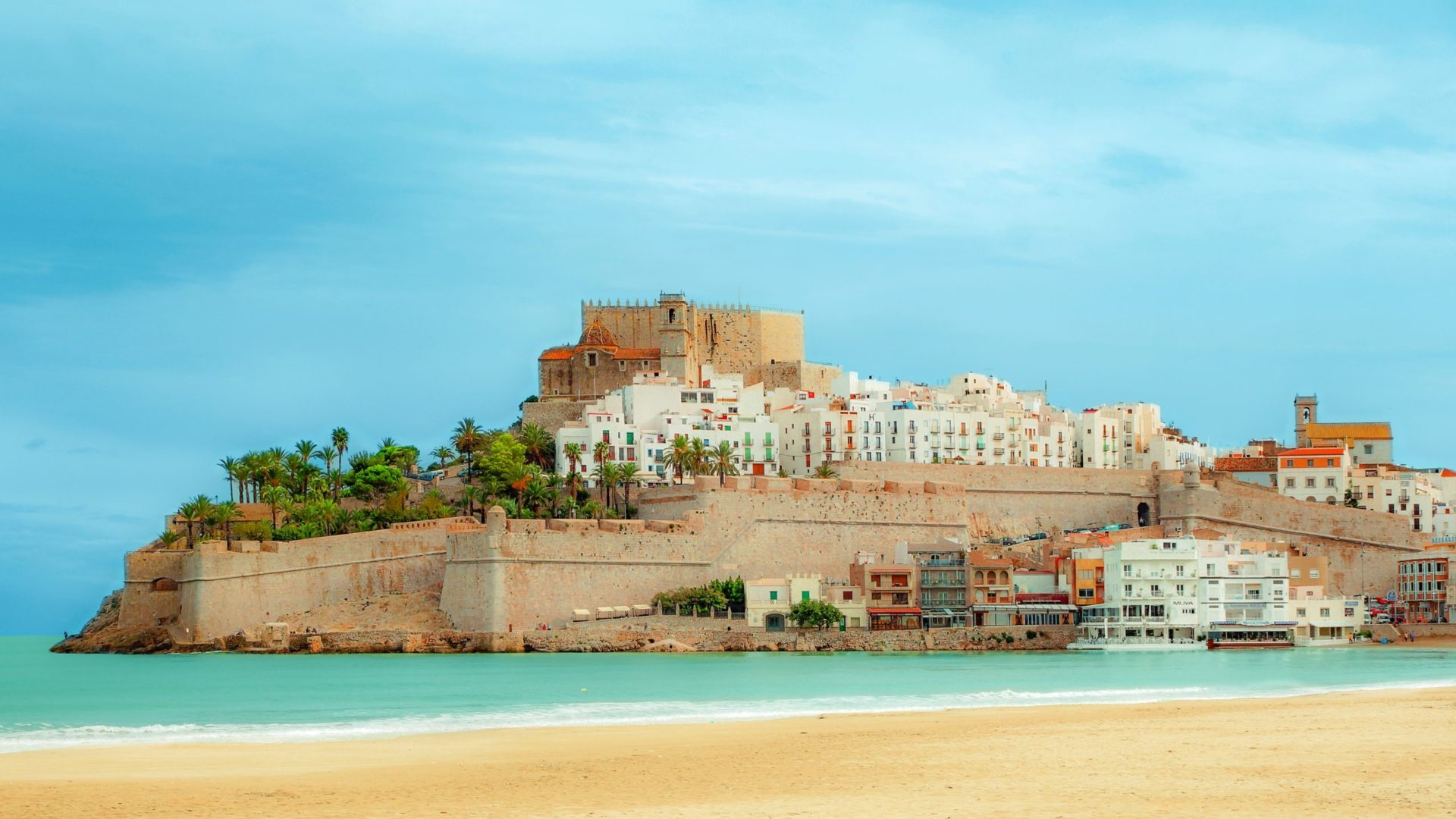 Wassertemperatur Spanien: Altstadt mit Burg von Peñíscola auf Landzunge im Mittelmeer