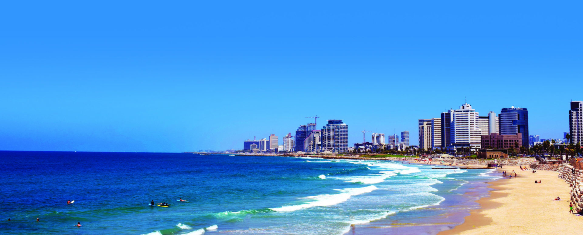 Wassertemperatur Tel Aviv: Strandmeile vor den Hochhäusern von Tel Aviv-Jaffa