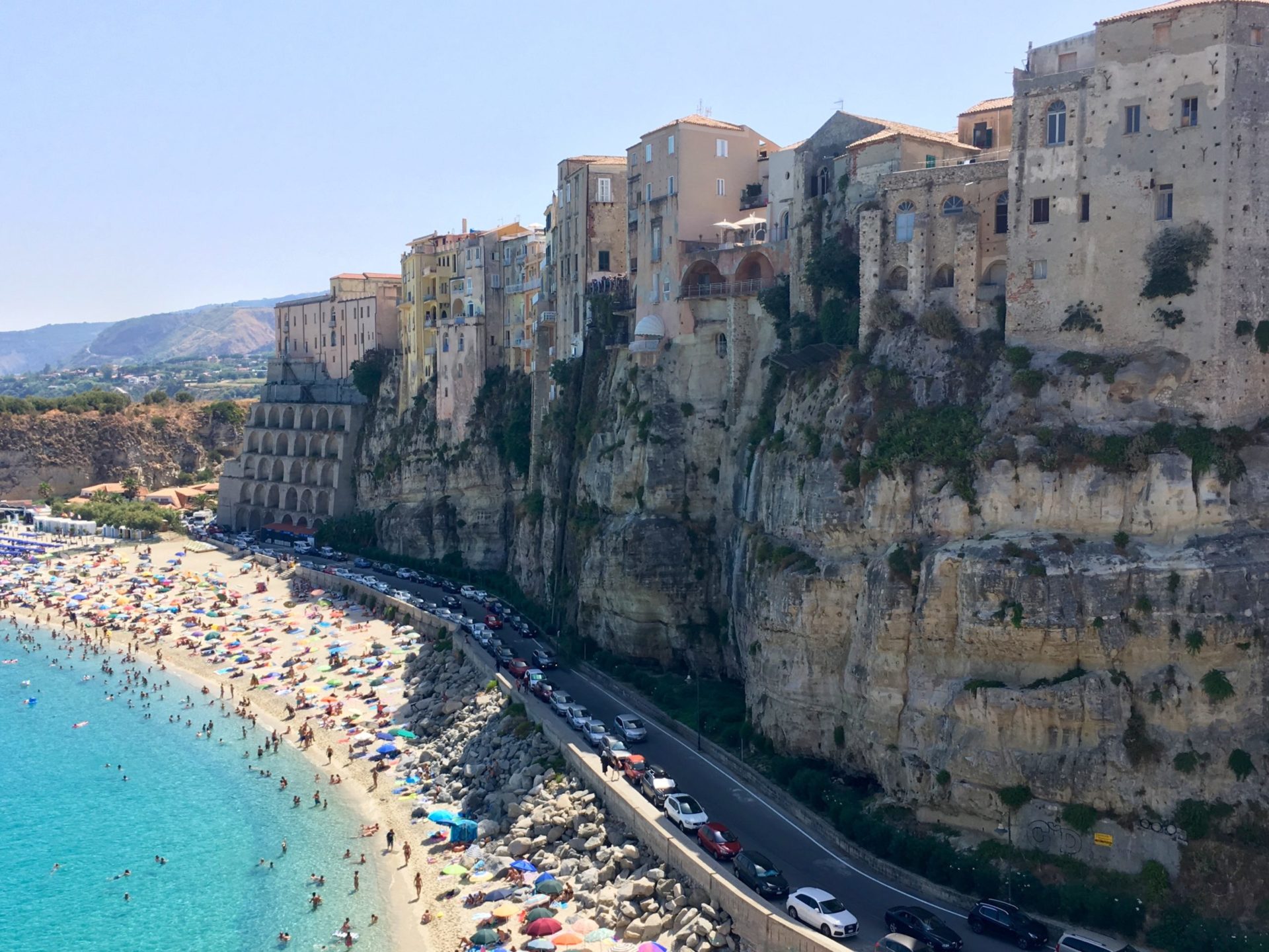 Wassertemperatur Tropea: Badestrand und Klippen von Tropea