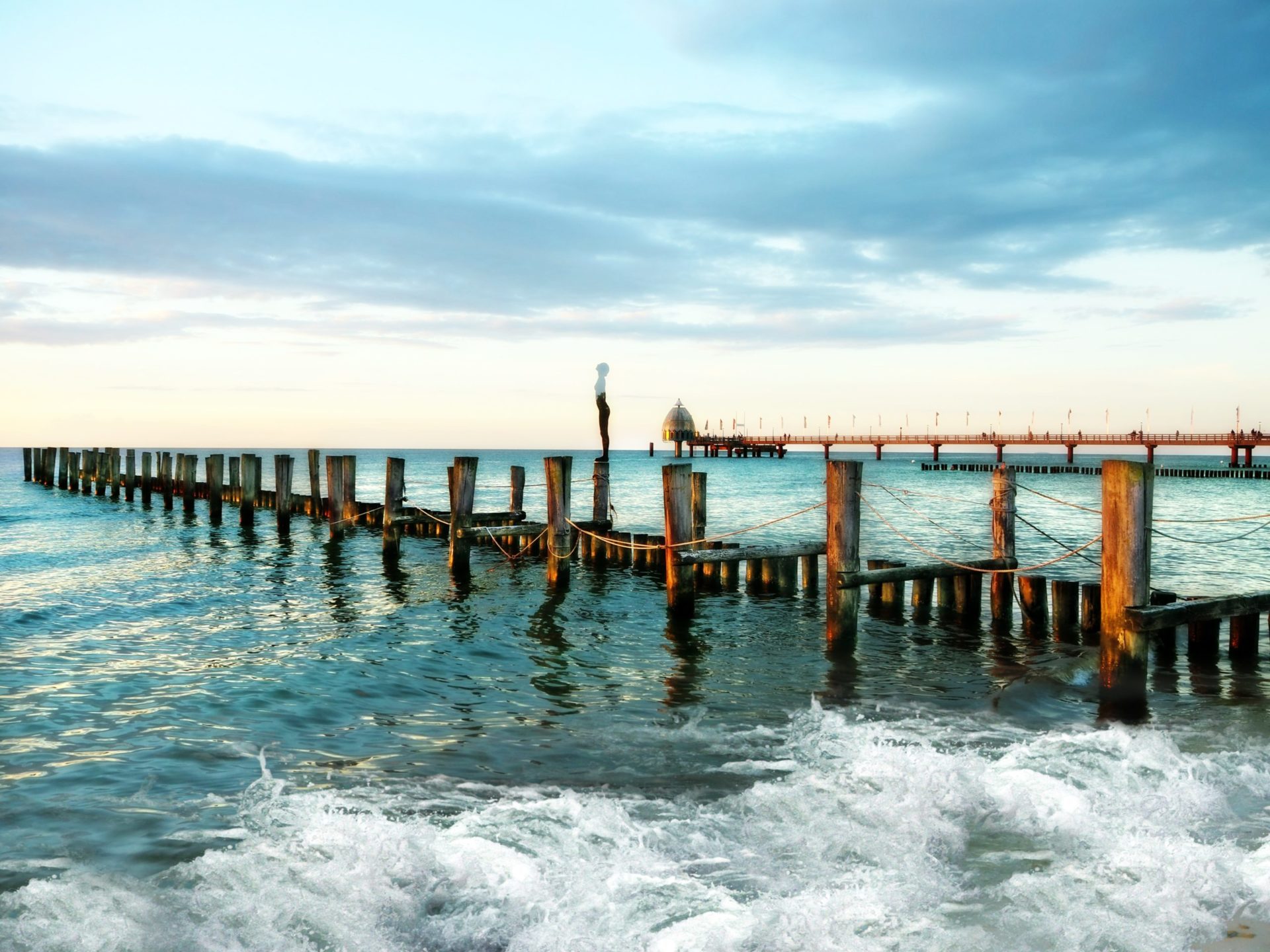 Wassertemperatur Zingst: Seebrücke Zingst mit Tauchgondel und Buhnen in der Ostsee