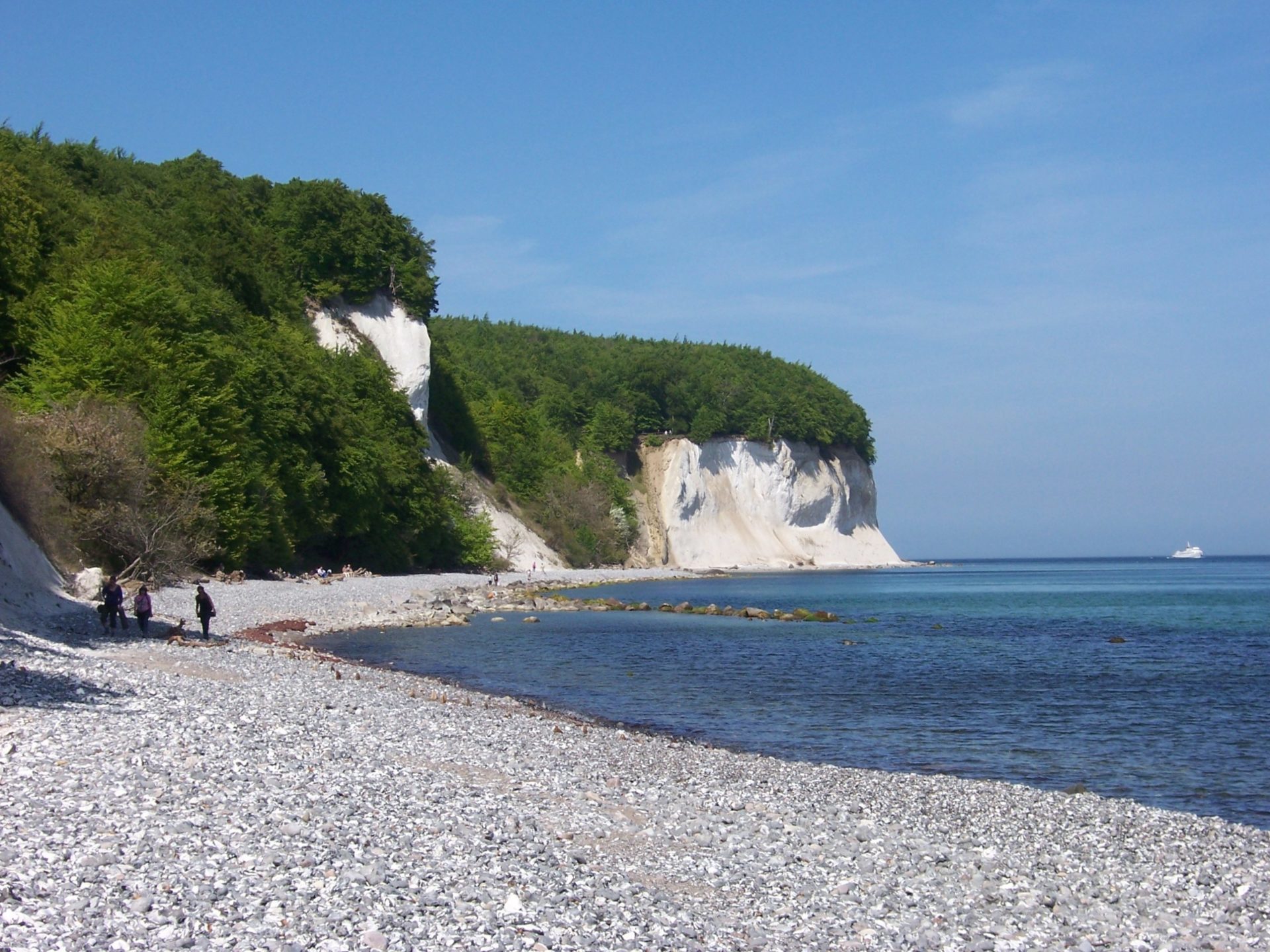 Wassertemperatur Deutschland: Feuersteinfeld mit Kreidefelsen und Ostsee auf der Insel Rügen