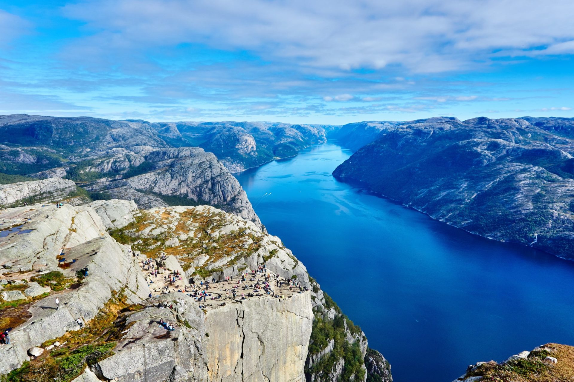 Wassertemperatur Norwegen: Blick von oben auf die Felsplattform Preikestolen und den darunter liegenden Lysefjord