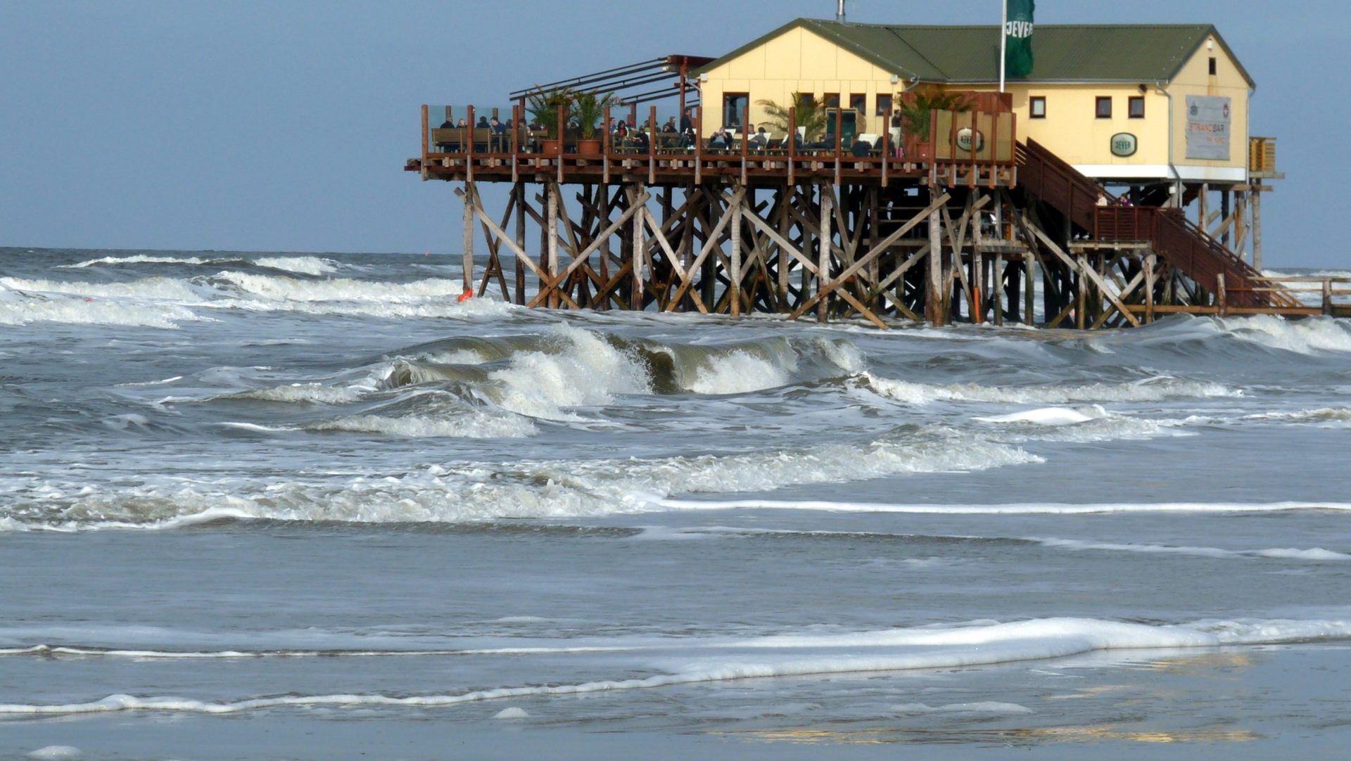 Wassertemperatur Sankt Peter Ording: Pfahlbau mit Restaurant in der stürmenden Nordsee